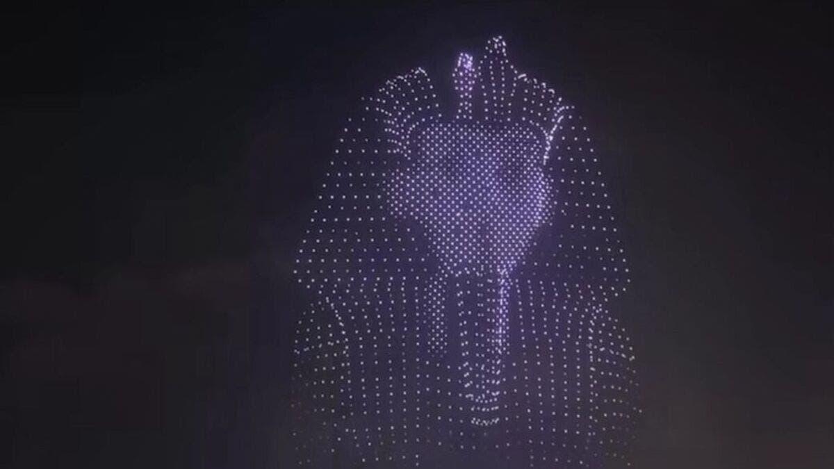 ضمن استعدادات افتتاح المتحف الكبير.. توت عنخ آمون يزين سماء الجيزة