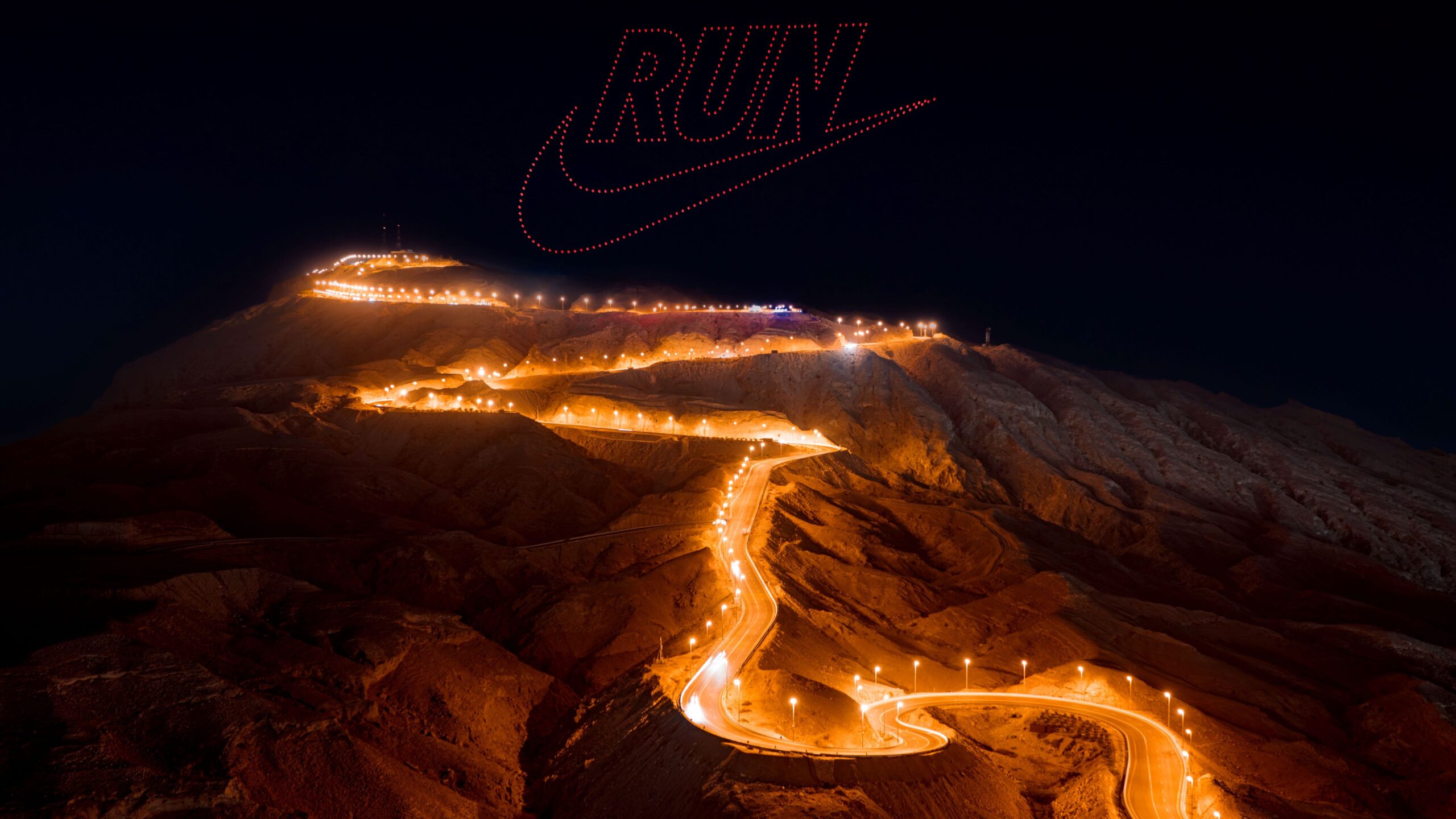 نايكي تجمع العدّاءين العالميين مو فرح ووينفريد يافي مع مجموعة من أبرز عدّائي الإمارات في جبل حفيت