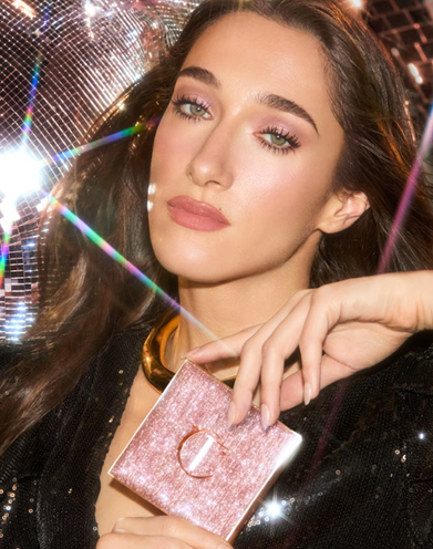 الفنانة العالمية سيلين ديون النجمة الرائعة لحملة شارلوت تلبوري الإعلانية لعطلات 2025