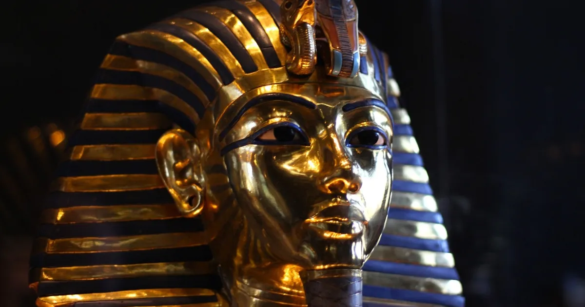 “الملك الذهبي”.. سيد المتحف المصري الكبير