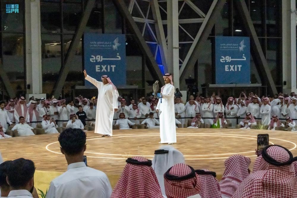 385 ألف ريال.. بيع صقرين في الليلة 21 لمزاد نادي الصقور