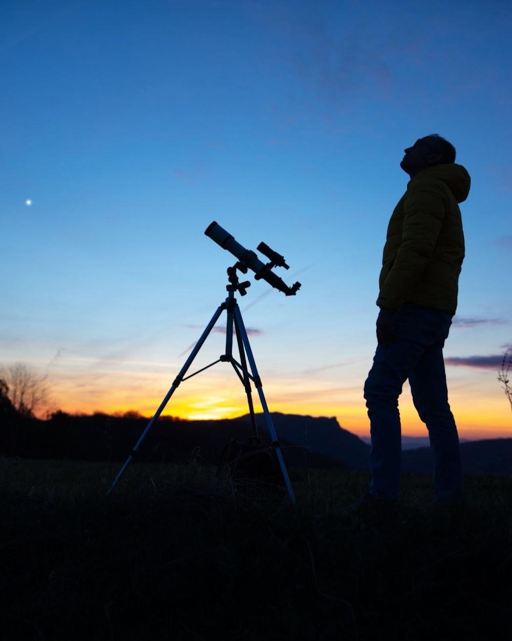 ظاهرة نادرة في سماء مكة.. القمر يولد صباحًا ويغرب قبل الشمس مساءً