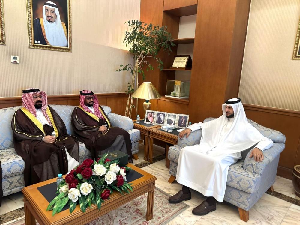 محافظ القطيف يطّلع على مبادرة “عسل المانجروف” واستعدادات مهرجان روبيان الشرقية 2025