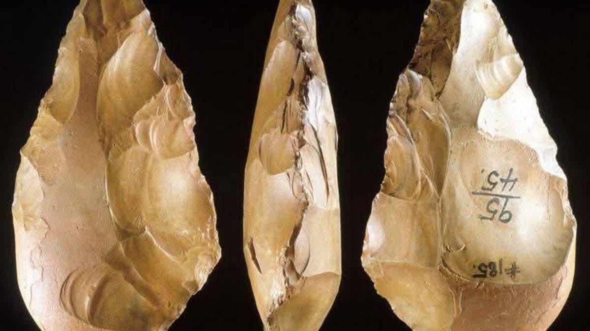 قطعة أثرية عمرها 700 ألف عام تُعرض داخل المتحف المصري الكبير