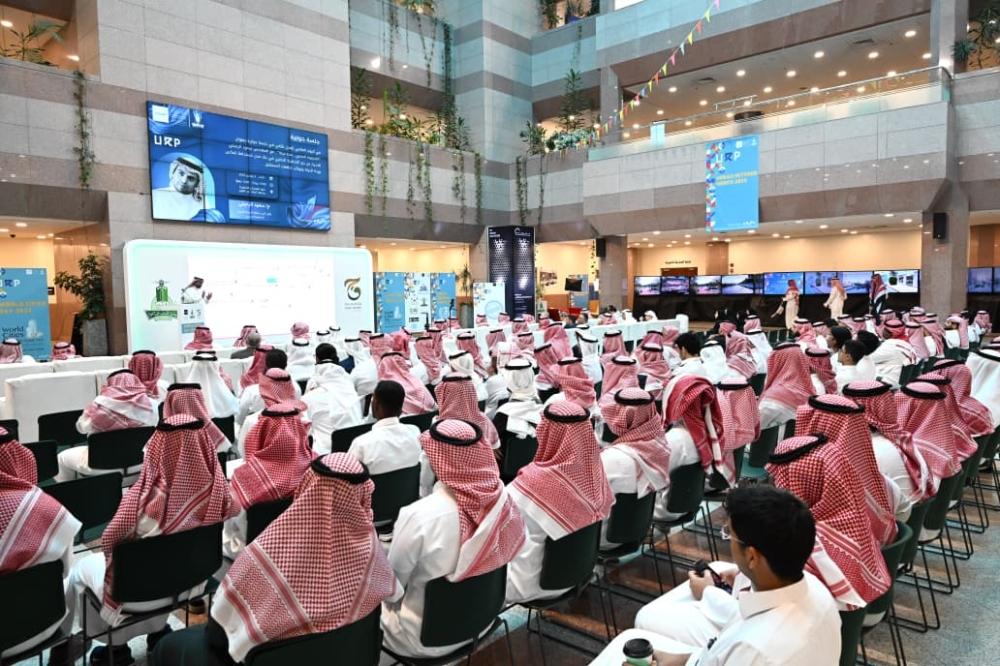 “جامعة المؤسس” تواكب “المدن المستدامة” بجلسات حوارية ومعارض طلابية