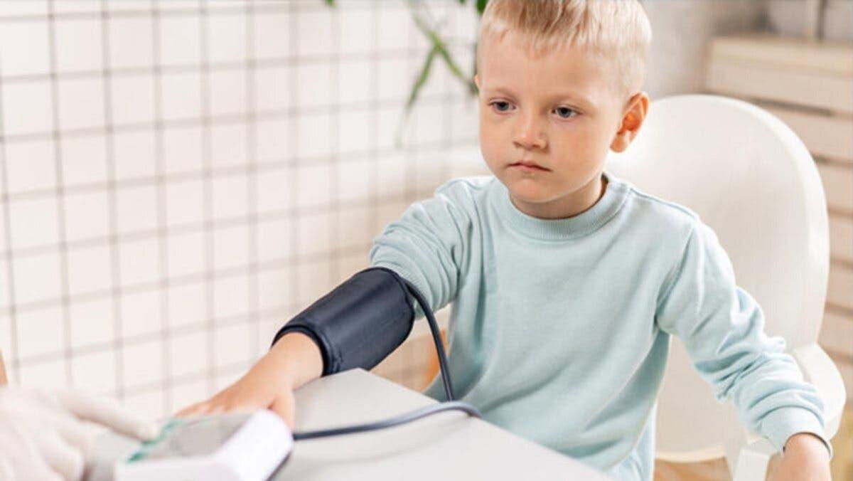 دراسة تكشف بالأرقام: ضغط الدم يفتك بالأطفال والمراهقين في صمت