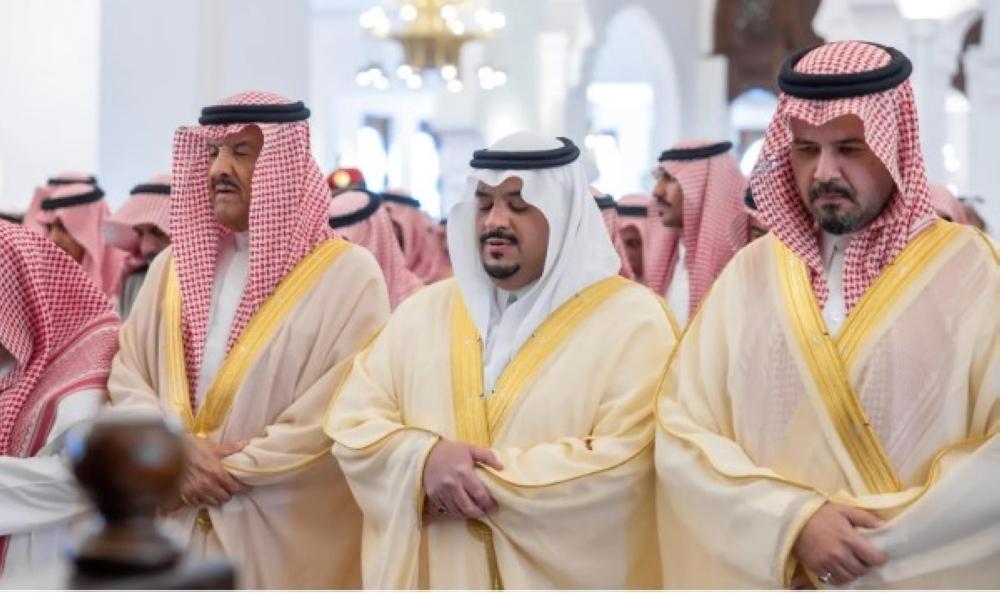 نائب أمير الرياض يؤدي صلاة الميت على عبدالله الشثري