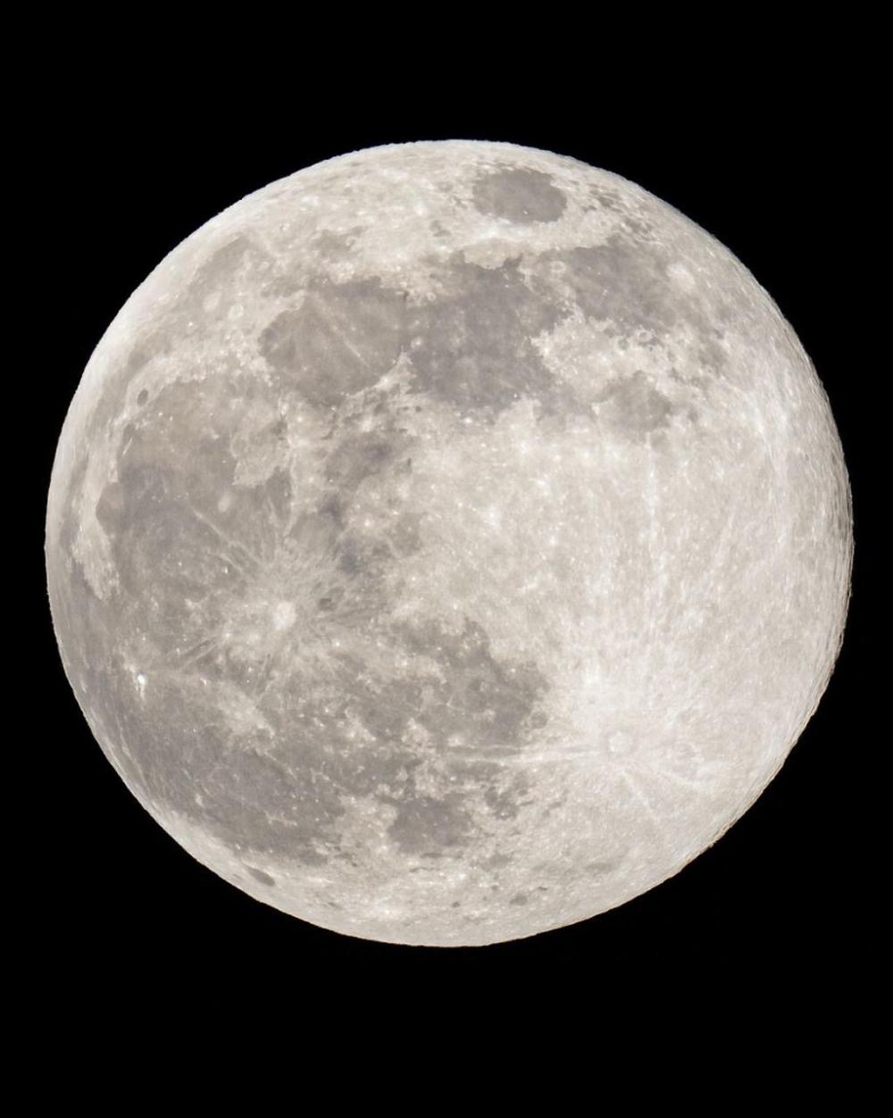 أكثر إشراقًا بـ 30%.. “اليوم” تحصل على صورة خاصة للقمر العملاق في سماء جدة