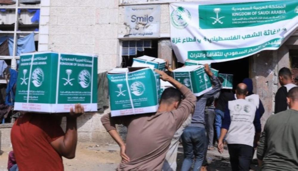 صور.. مساعدات سعودية جديدة للأسر النازحة في خان يونس بقطاع غزة