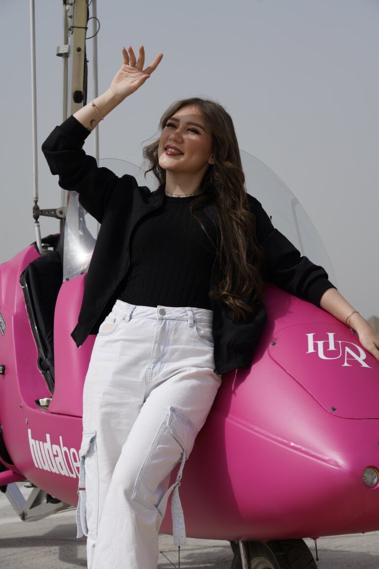 هدى بيوتي تختبر بخاخ التثبيت الجديد في السماء بالتعاون مع "سكاي دايف دبي"