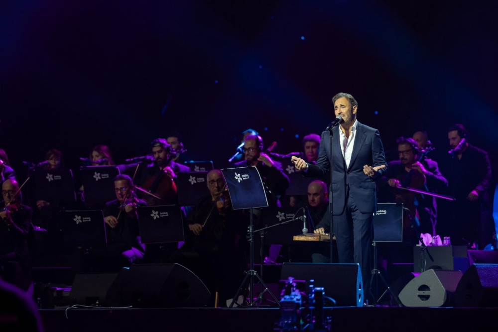 الليلة.. كاظم الساهر يفتتح أولى ليلتي الغناء بالفصحى على مسرح “إثراء”