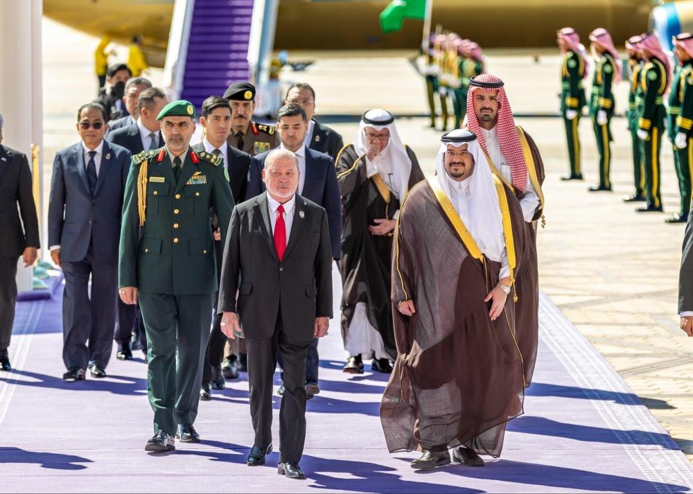 نائب أمير الرياض يستقبل ملك ماليزيا خلال زيارته الرسمية للمملكة
