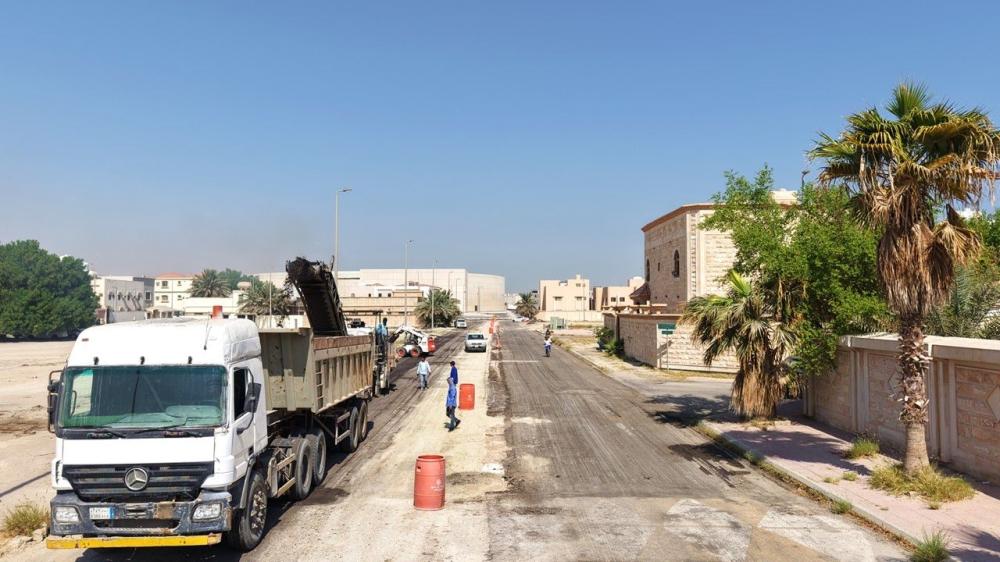 الخفجي تواصل أعمال السفلتة والتصريف بمشروع مزدوج في حي الحمراء