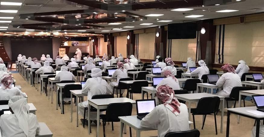 مدارس تحذر من العبث بأجهزة الحاسوب وتمنع  الطلبة من تعديل أنظمة التشغيل