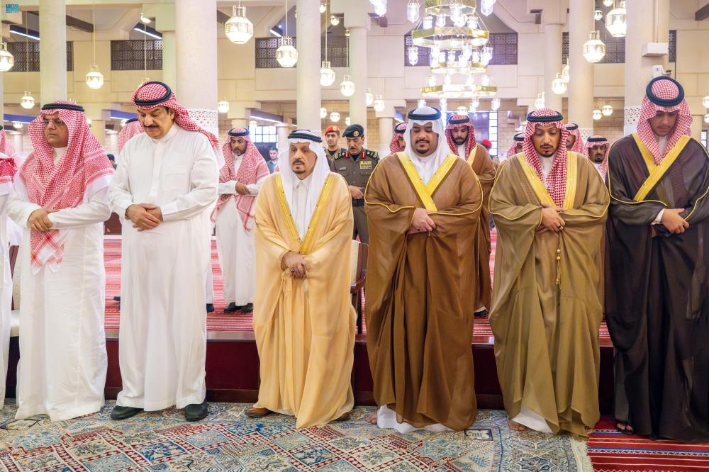 أمير الرياض يؤدّي صلاة الميت على والدة الأميرة مها بنت محمد بن سعد الثاني آل عبدالرحمن آل سعود