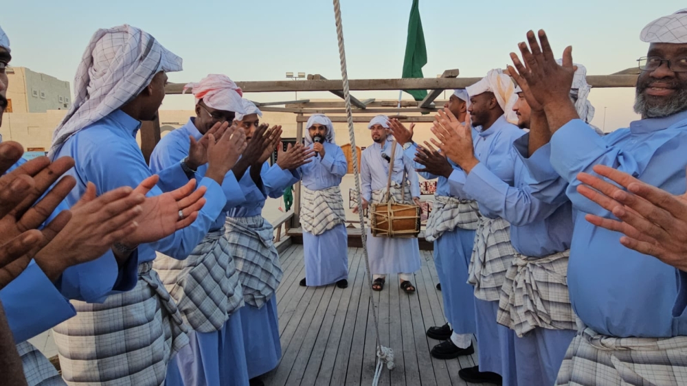 «النهام».. معالج نفسي وقائد لإيقاع العمل في سفن الغوص