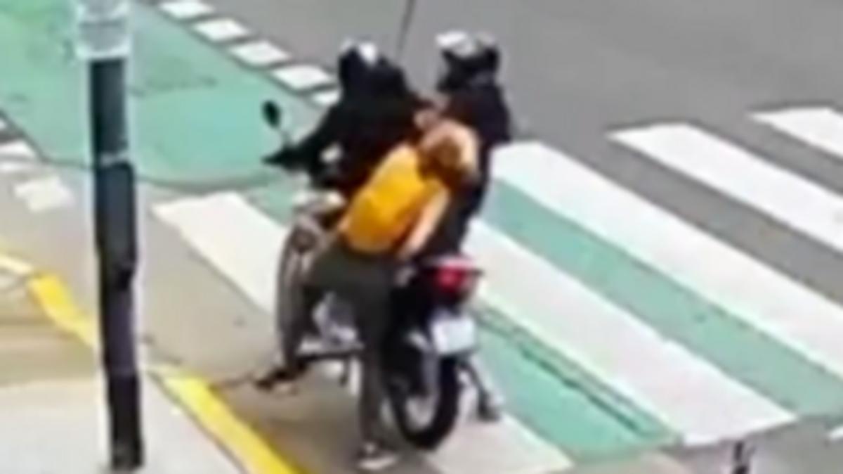 فيديو لسائحة شجاعة.. تشبثت برجل سارق حتى وصول الشرطة