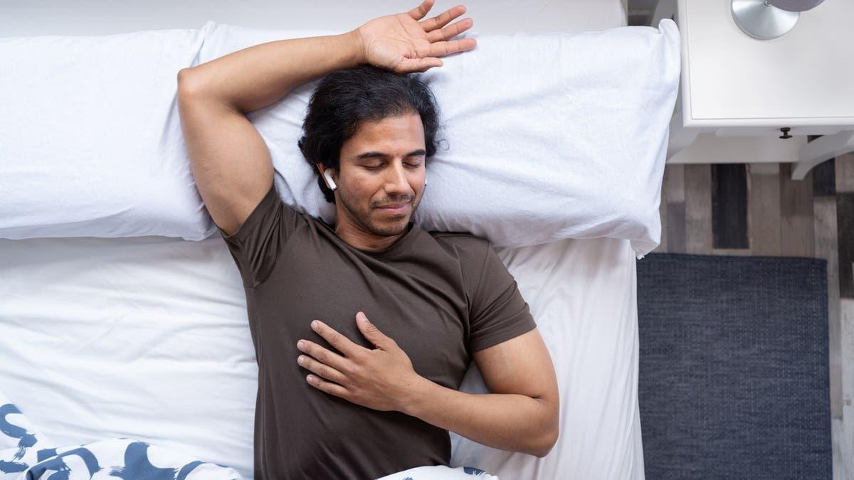 طبيب أعصاب يحذر.. النوم بسماعات الأذن قد يؤدي إلى الخرف