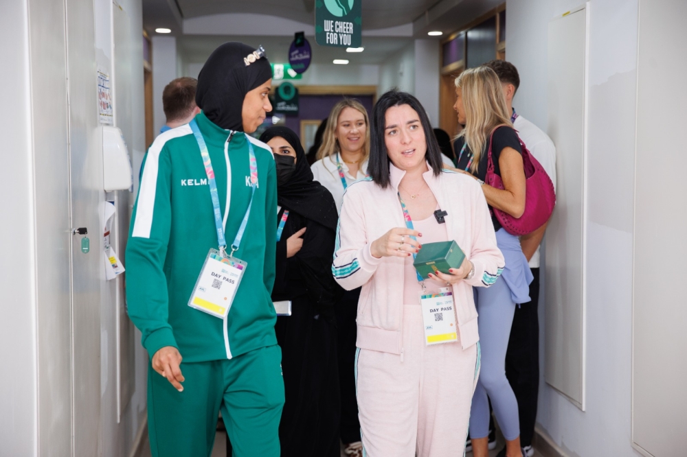 أنس جابر ودنيا أبو طالب تزوران قرية الرياضيين