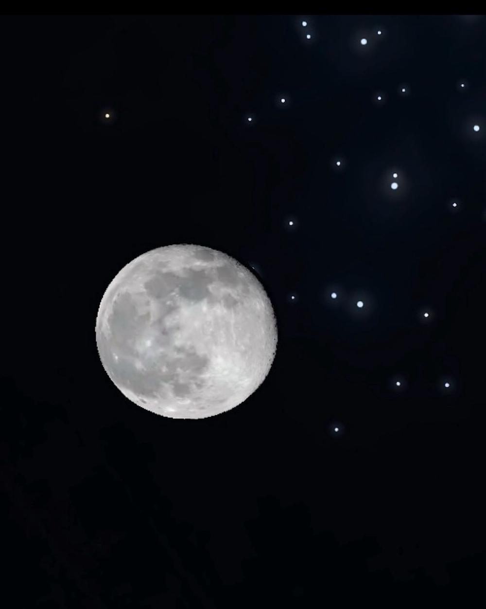 الليلة: القمر يعانق “الثريا” في لوحة سماوية فريدة تزين سماء السعودية