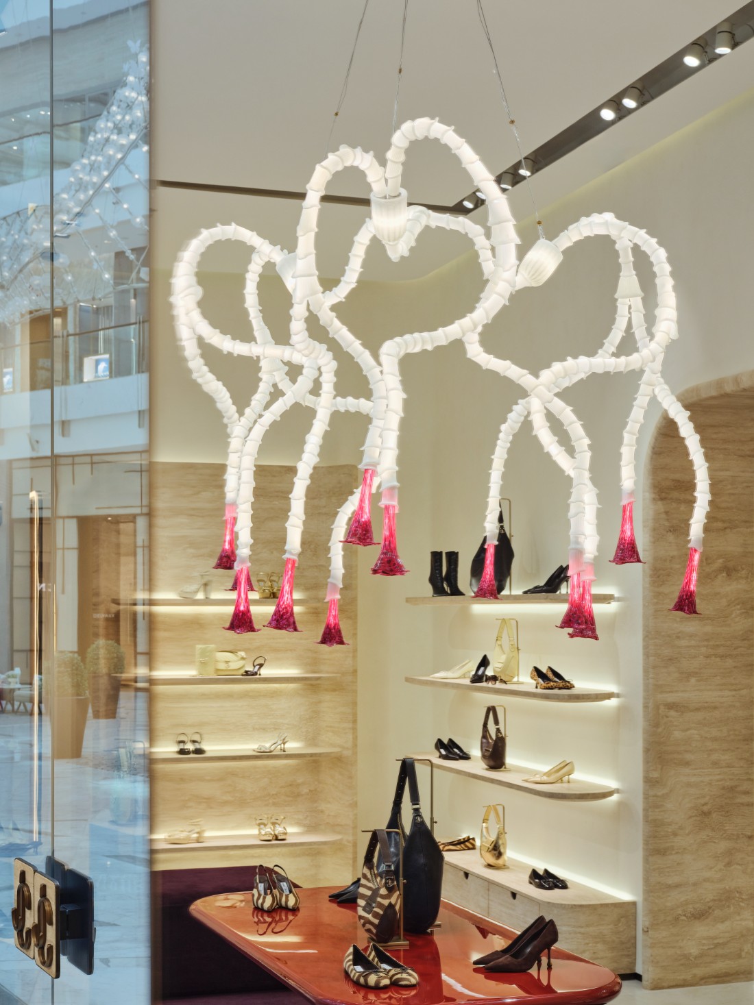 Jimmy choo تكشف عن متجرها الجديد في دبي مول