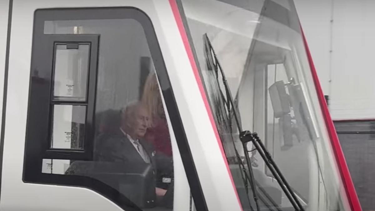 فيديو.. الملك تشارلز يقود المترو بنفسه في عيد ميلاده الـ77