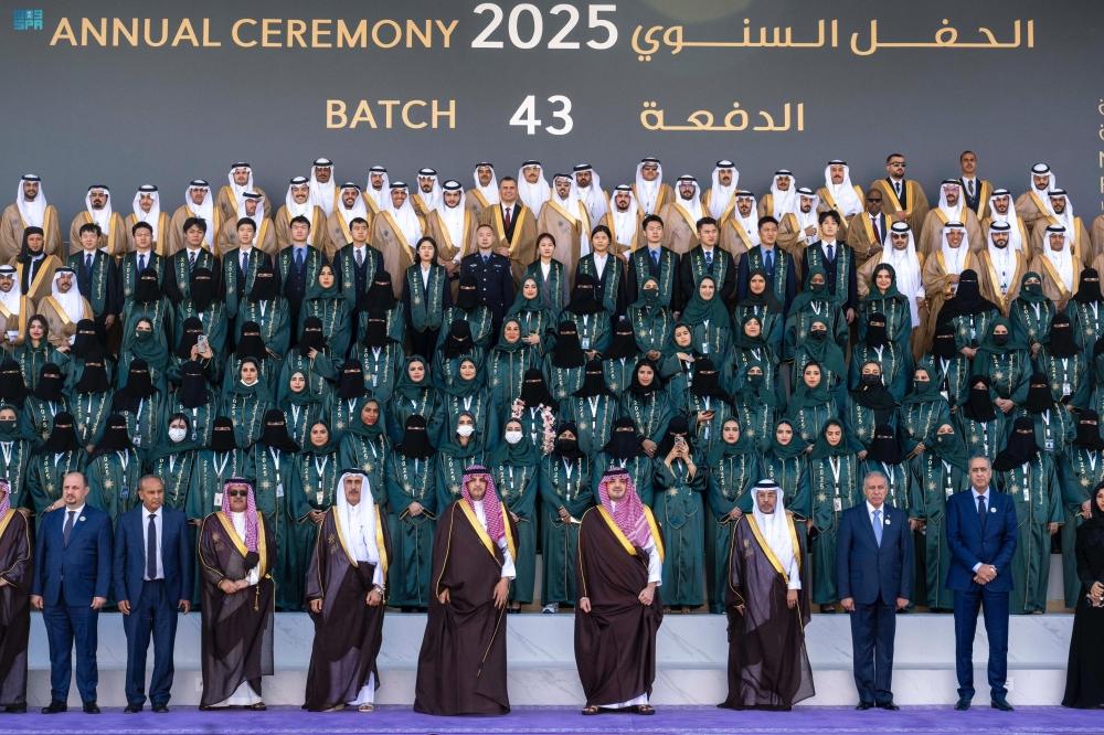 من 11 دولة.. وزير الداخلية يرعى حفل تخريج 374 طالبًا في جامعة نايف