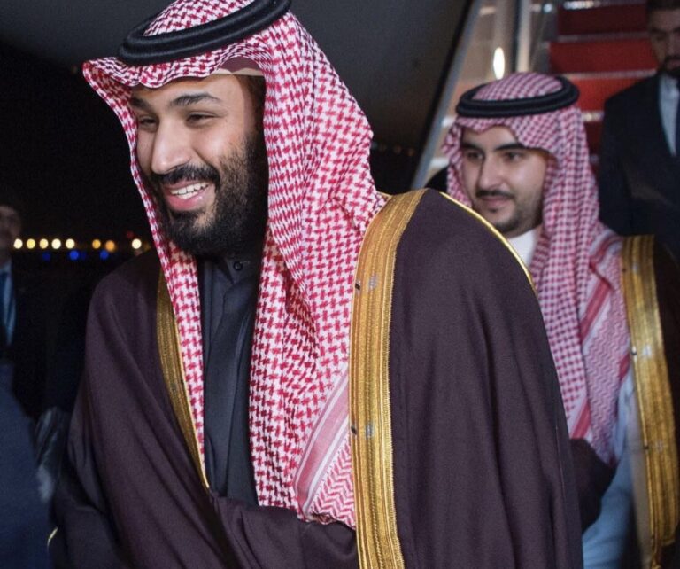 إطلالة ولي العهد في البيت الأبيض: استحضار قوي للتراث السعودي ورسالة استمرارية للشباب