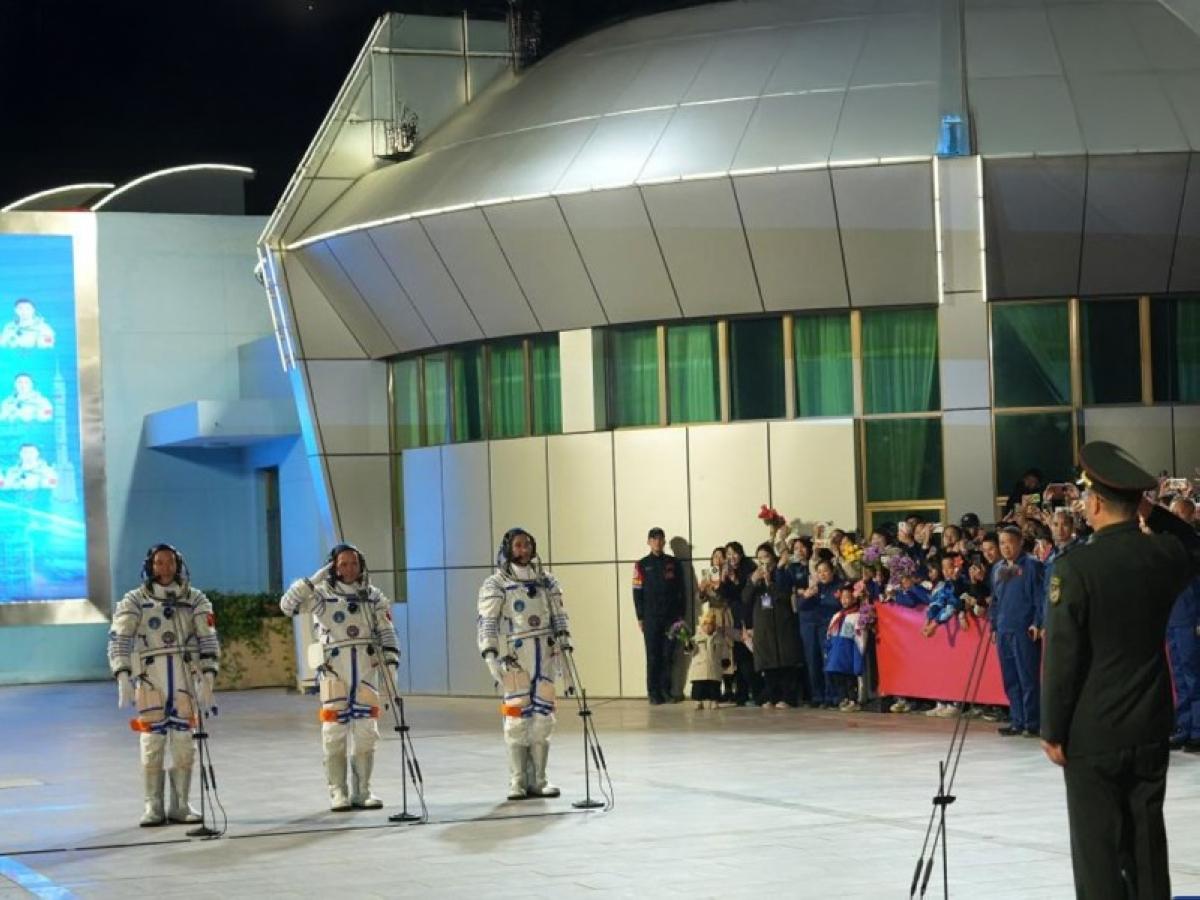 الصين تطلق السفينة المأهولة «شنتشو-21» إلى الفضاء