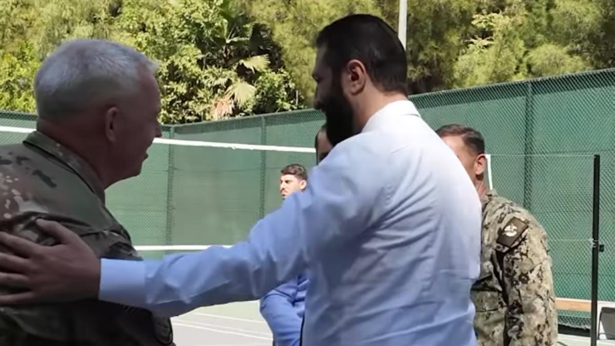 الشرع والشيباني وكوبر ولامبرت يلعبون السلة.. فيديو يشغل التواصل