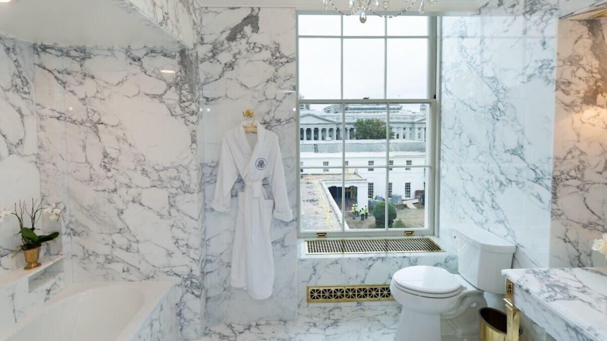 بالصور.. ترامب يتباهى بتجديد “حمام لينكولن” في البيت الأبيض