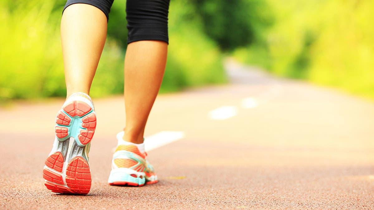 المشي لفترة أطول مرة واحدة يومياً أفضل من السير عدة مرات لفترات قصيرة