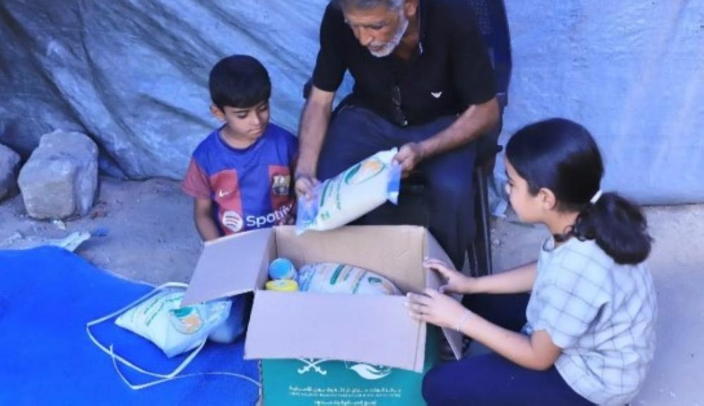 توزيع مئات السلال الغذائية السعودية وحليب لـ 17 ألف طفل في غزة