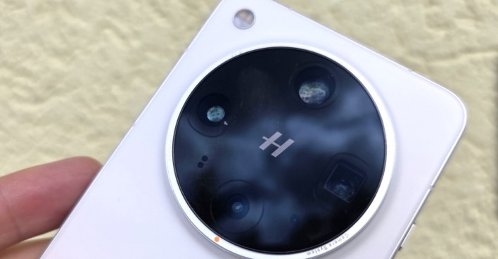 أول هاتف رائد في الأفق بعدستين بيريسكوب بدقة 200 ميجابكسل