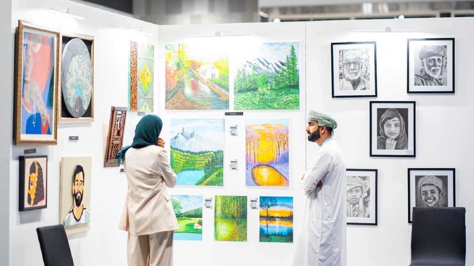معرض “فن مسقط 2025” ينطلق تحت شعار “عناصر تبني الحكاية”