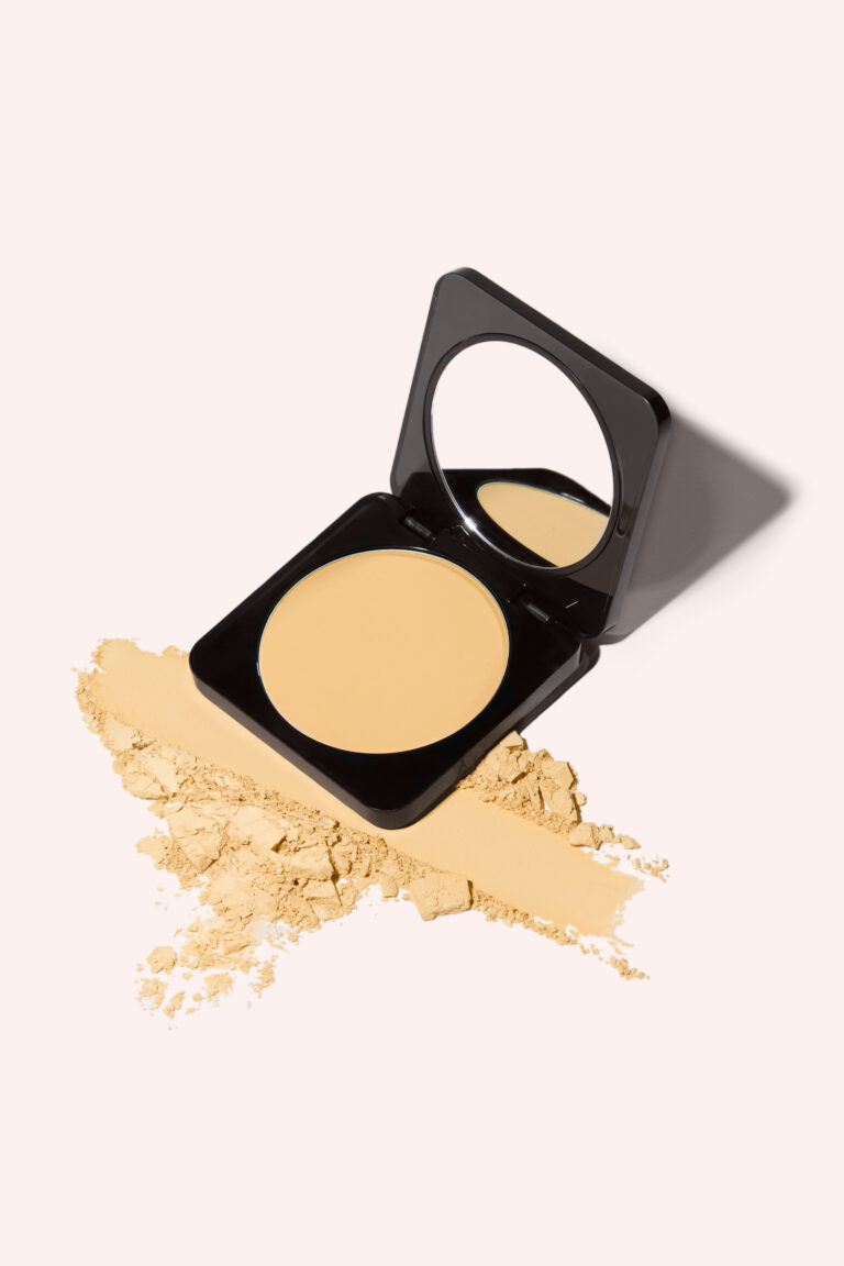 مستحضر EASY BAKE الأيقوني من Huda Beauty الآن بنسخة مضغوطة أكثر نعومة من أي وقت مضى