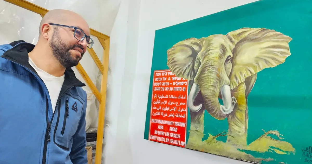 الفنان الفلسطيني علاء الباب: المخيم هو البيئة التي أعيش فيها