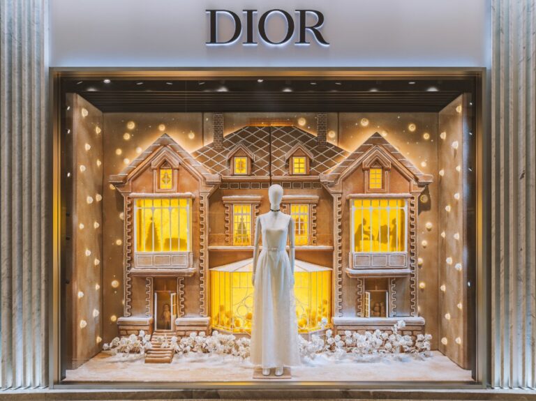 ديكور بوتيك "ديور" Dior الآسر وشجرة العيد الساحرة في دبي مول