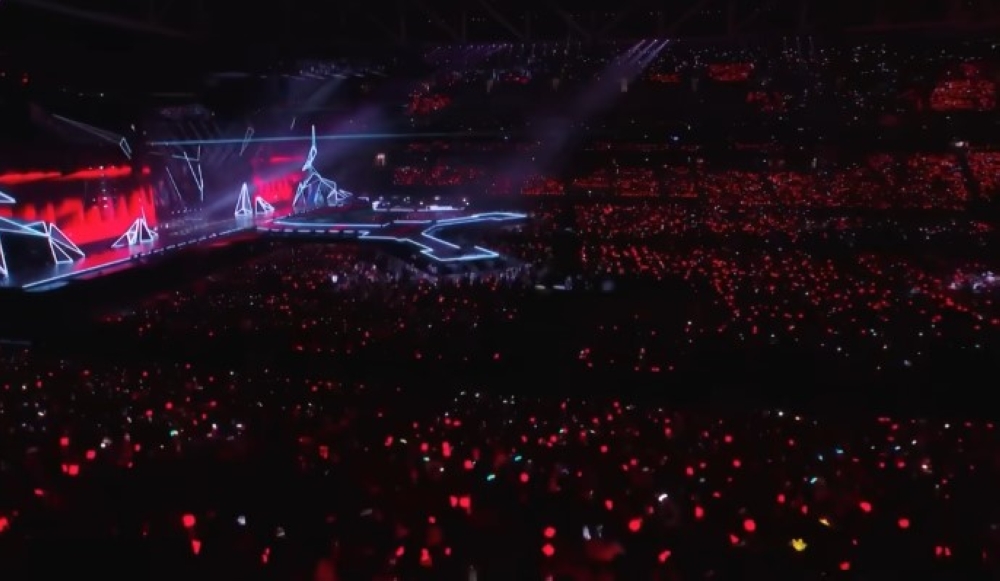 وُصف بالكارثي.. جدل واسع بعد أداء جيدراغون في حفل ماما 2025