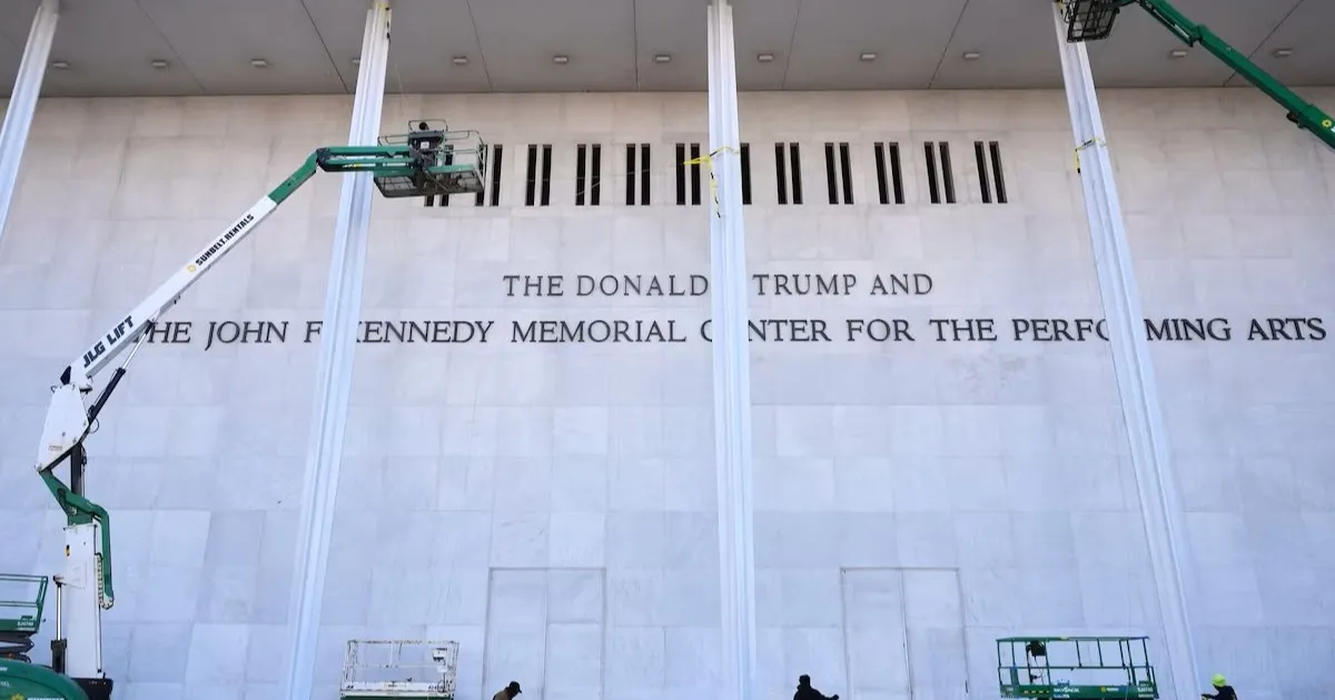 إضافة اسم ترمب إلى مركز كينيدي للفنون يثير جدلاً ثقافياً وقانونياً