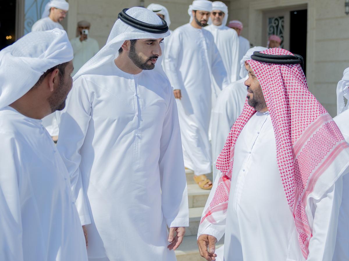 حمدان بن محمد يقدّم واجب العزاء في وفاة عتيق محمد زيتون المهيري