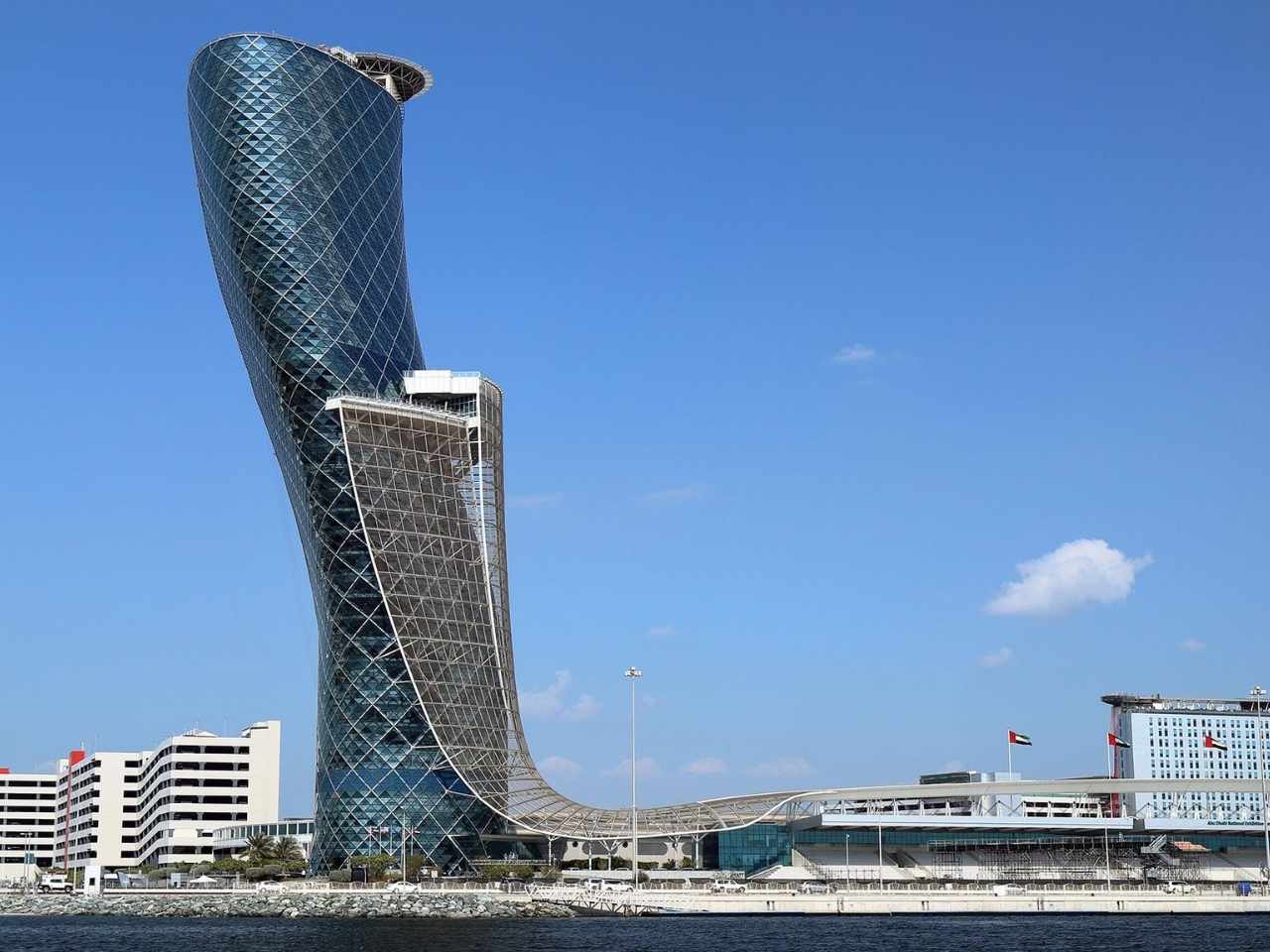 أبوظبي القابضة تؤمن صفقة تمويل بـ 5 مليارات دولار مع مؤسسات مالية آسيوية