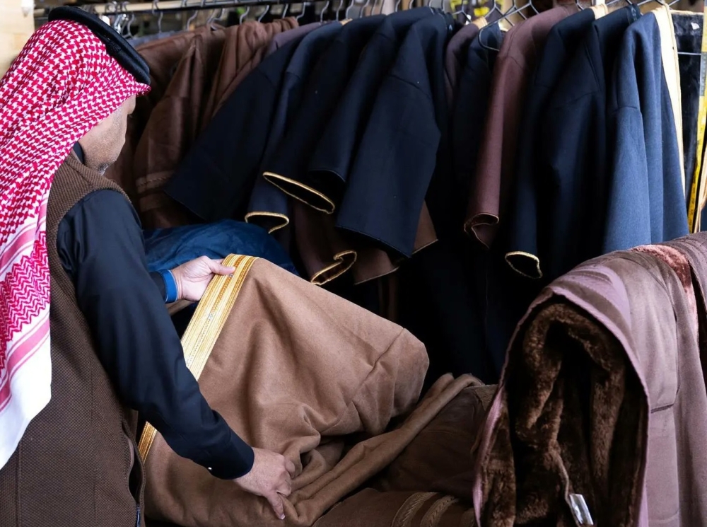 “الفروة”.. زي شتوي يقي من البرد ويحمل الهوية الثقافية في القصيم