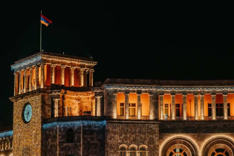 يريفان تستقبل موسم الأعياد بإضاءة شجرة الميلاد وسط أجواء احتفالية ساحرة في 14 ديسمبر