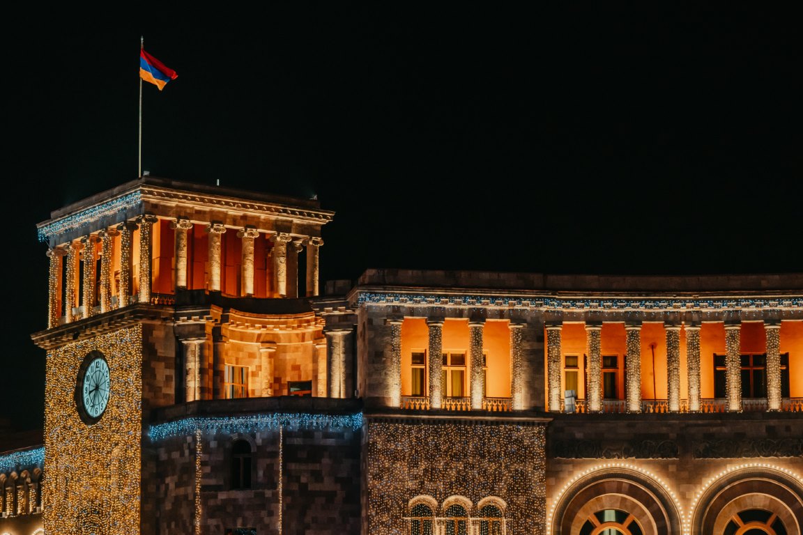 يريفان تستقبل موسم الأعياد بإضاءة شجرة الميلاد وسط أجواء احتفالية ساحرة في 14 ديسمبر