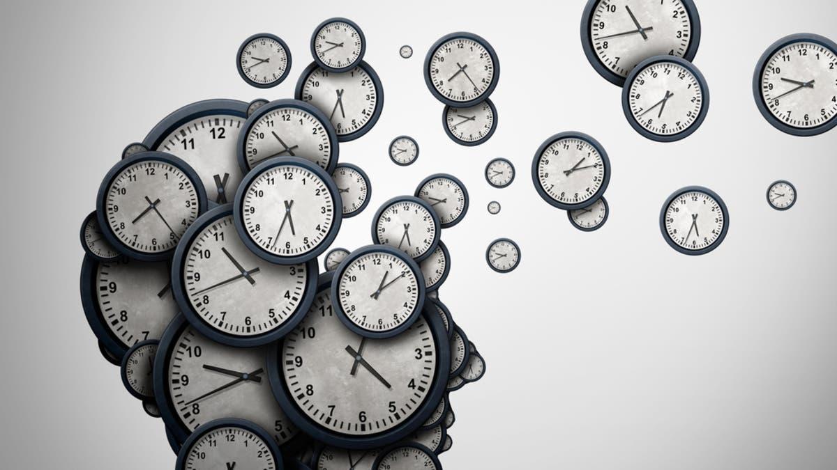 دراسة مفاجئة تؤكد.. مساعدة الآخرين تُبطئ شيخوخة الدماغ