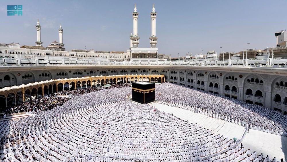 مشاهد تعكس حجم العمل.. تعرف على منظومة الخدمات في المسجد الحرام