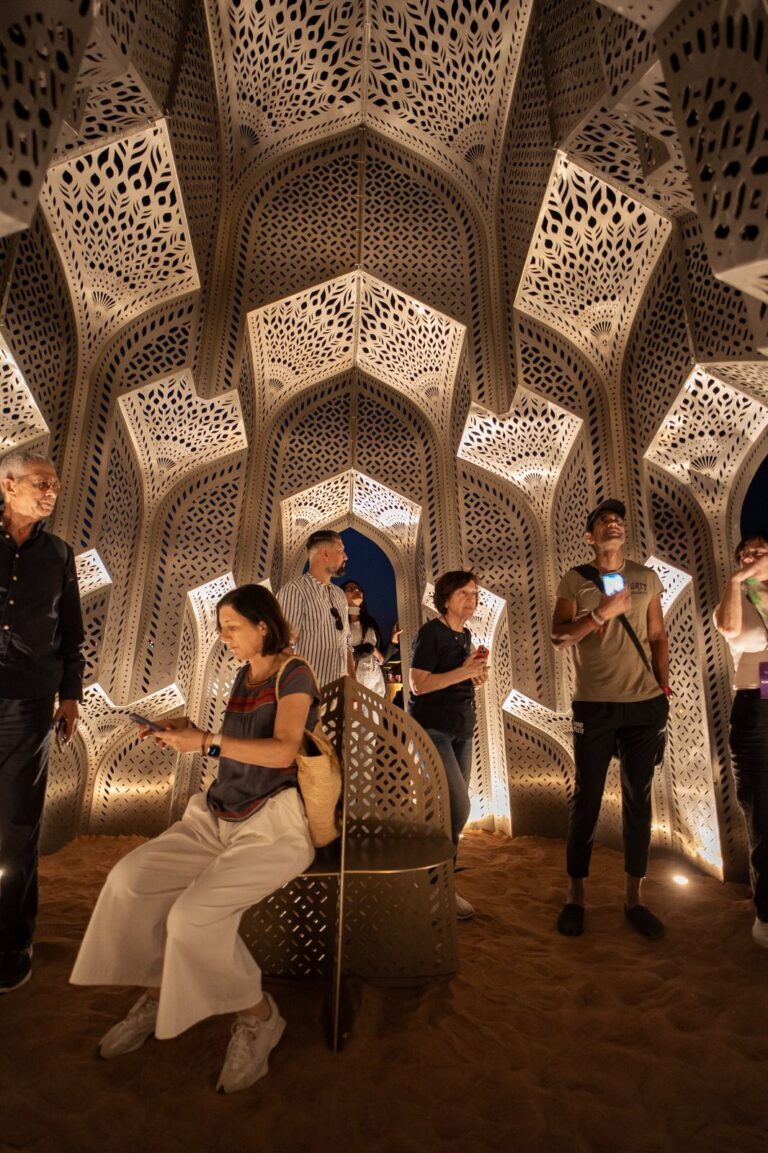 حين لا ينتهي النور: تنوير يترك أثره ويفتح أفق