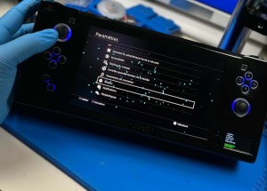 تحويل PS4 إلى جهاز محمول بشاشة OLED في مشروع DIY مذهل