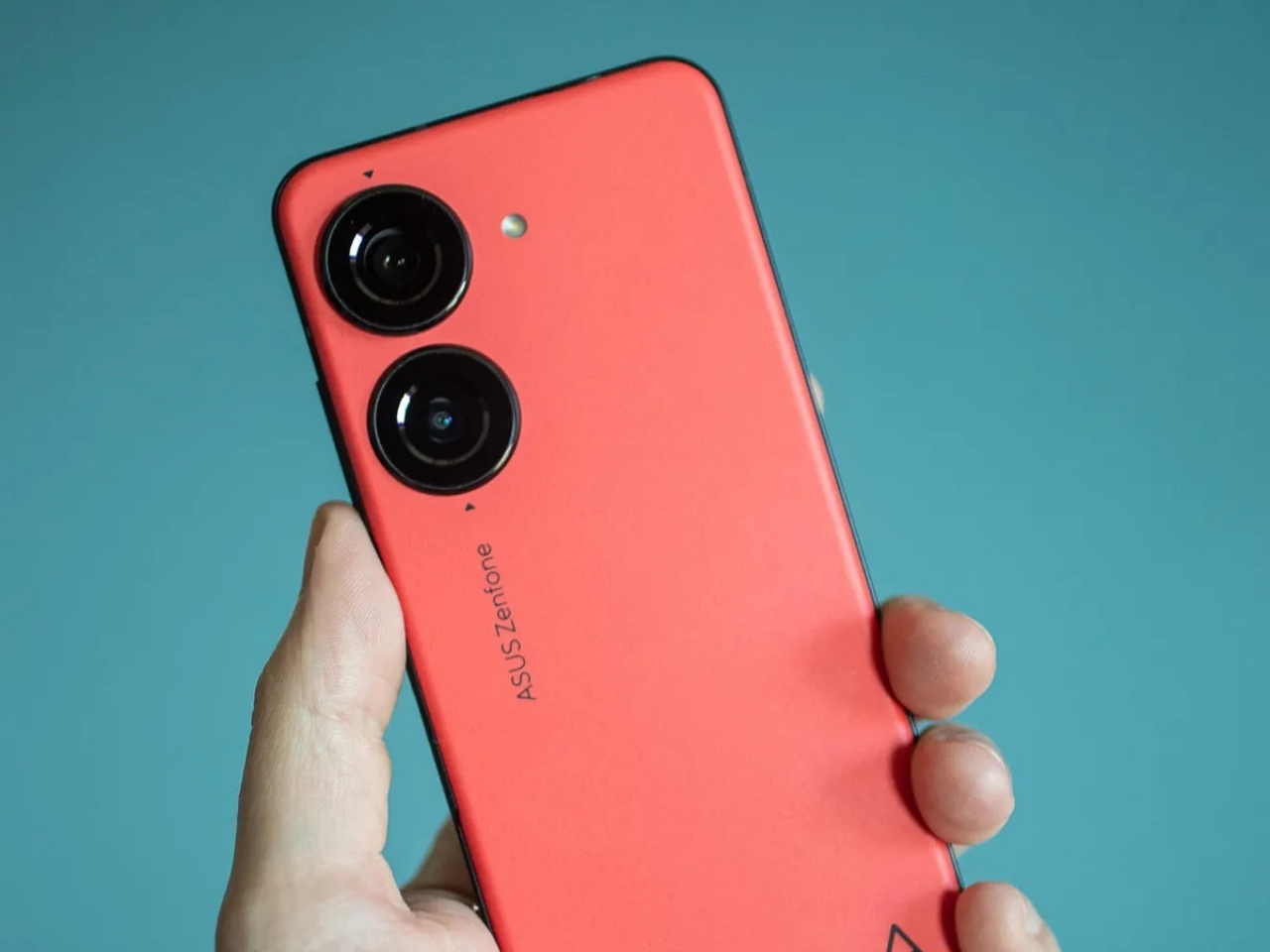 أسوس تلوّح بالخروج من سوق الهواتف الذكية وتجميد علامتي Zenfone وROG Phone